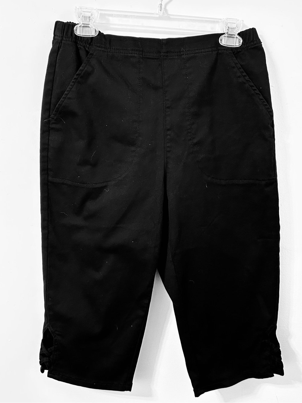 Croft & Barrow Women’s Black Elastic Waist Lattice Hem capris Black size M